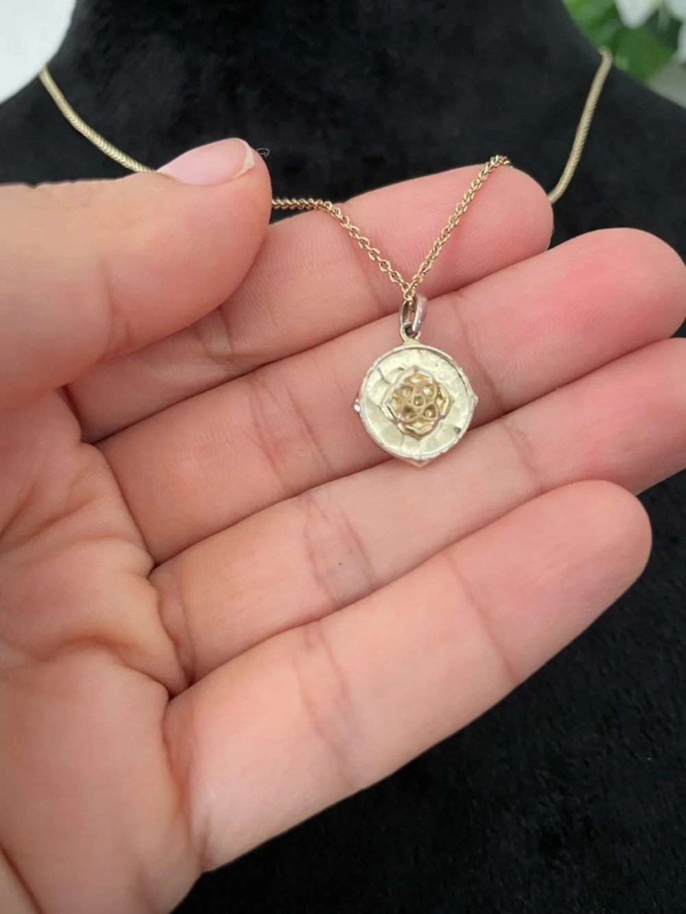 Kendra Scott Gold Necklace Logo Pendant Dainty Chain Trendy Layering MUST HAVE
